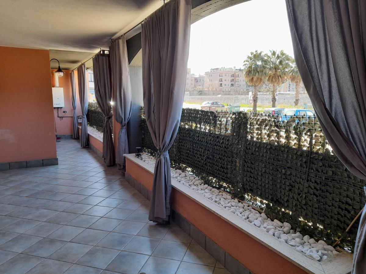 Casa Con Veranda In Centro - Comodo Parcheggio E Garage Incluso Latina Luaran gambar