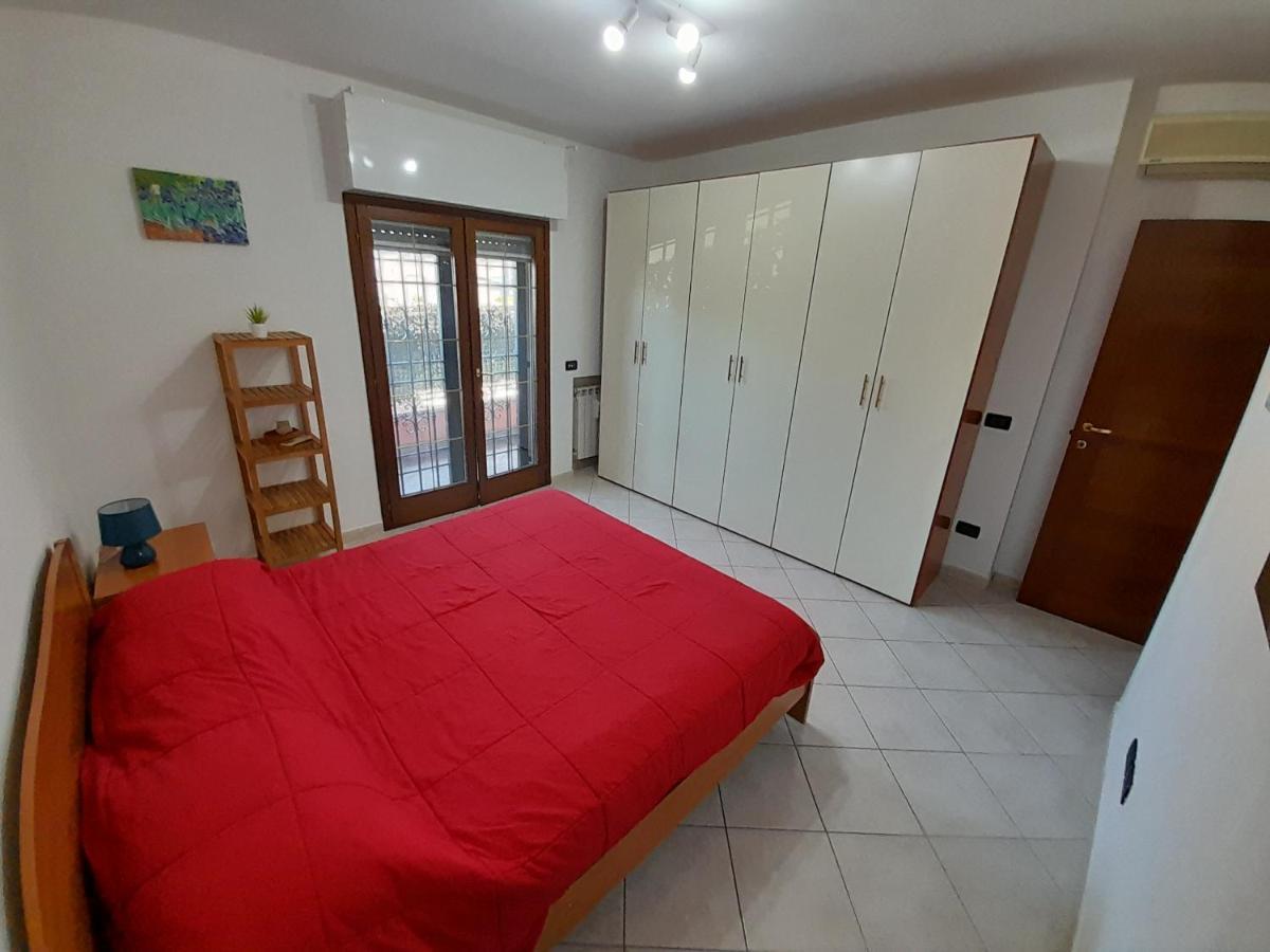 Casa Con Veranda In Centro - Comodo Parcheggio E Garage Incluso Latina Luaran gambar