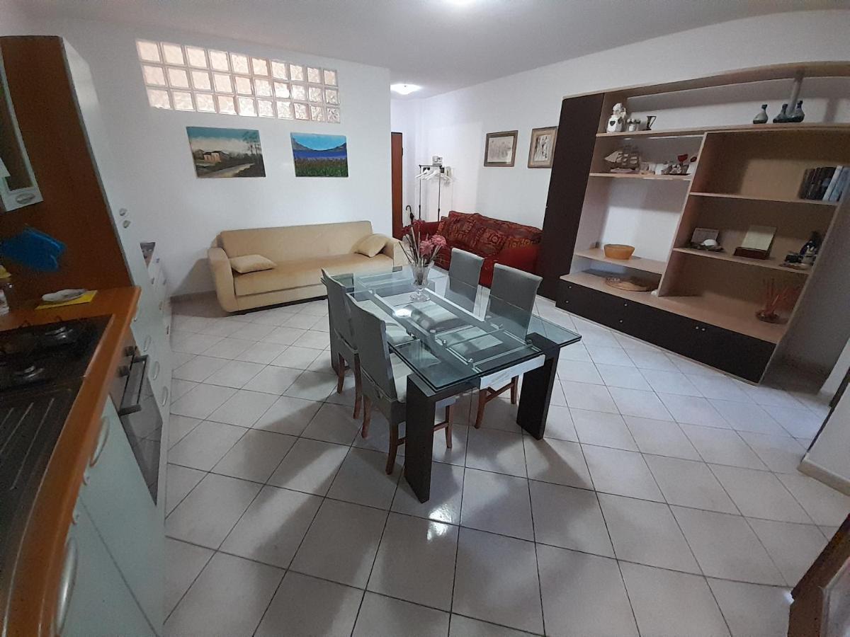 Casa Con Veranda In Centro - Comodo Parcheggio E Garage Incluso Latina Luaran gambar